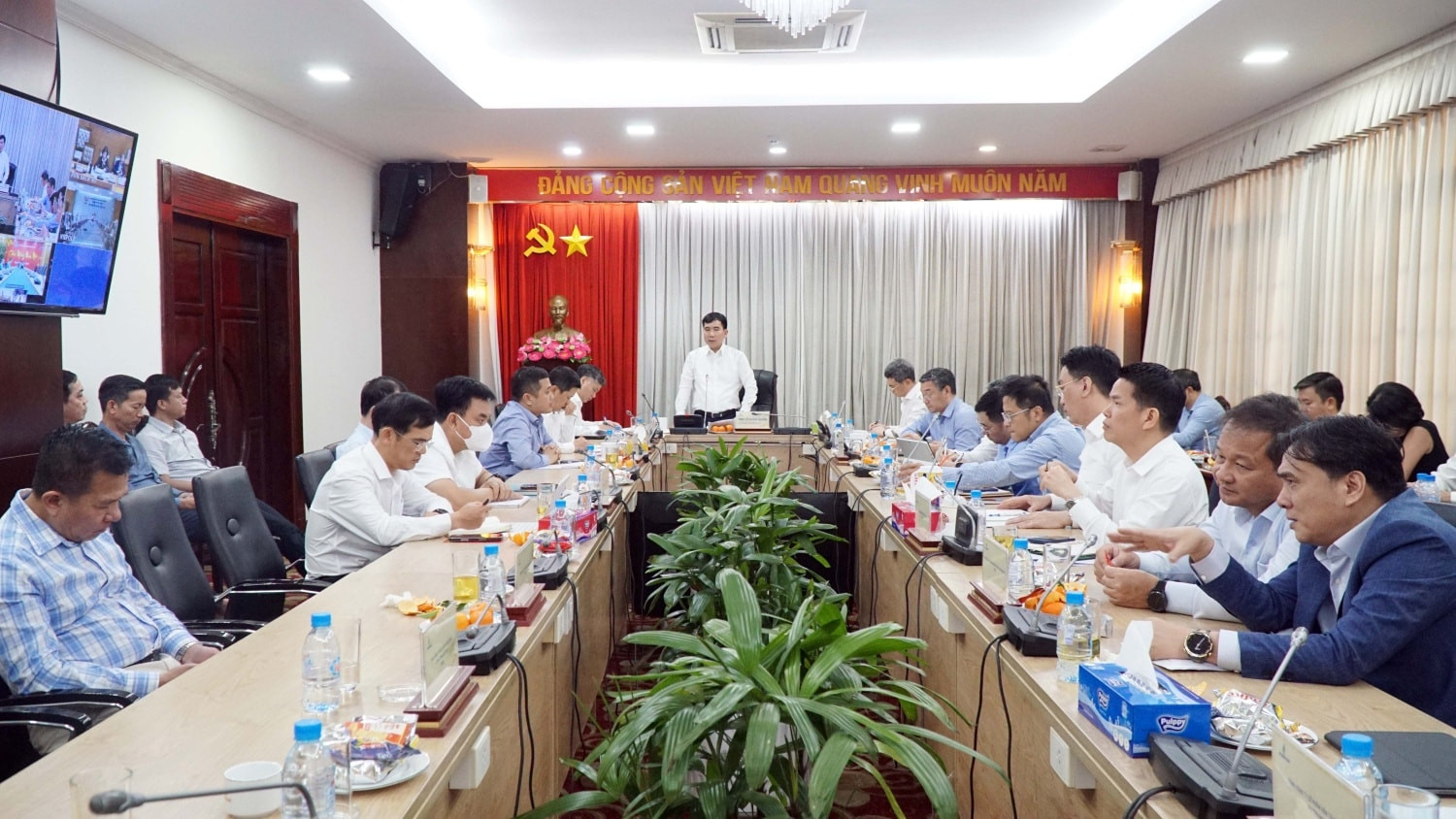 Ông Lê Xuân Huyên – Phó Tổng Giám đốc phụ trách Ban điều hành Petrovietnam chủ trì cuộc họp giao ban CEO. Ảnh Petrovietnam