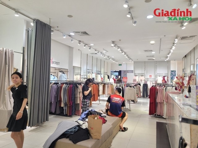 Sale tới 70% dịp 8/3 vẫn ế ẩm, phố thời trang Hà Nội đìu hiu sau Tết