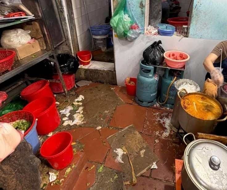 Xử phạt, yêu cầu dừng hoạt động quán bún riêu nổi tiếng ở phố cổ Hà Nội