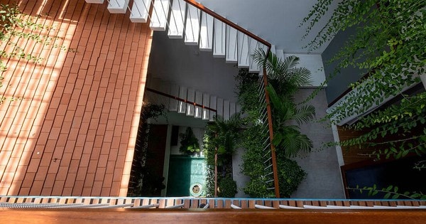 Căn biệt thự 8 tầng phong cách Tropical Modernism xanh mát giữa phố biển Nha Trang