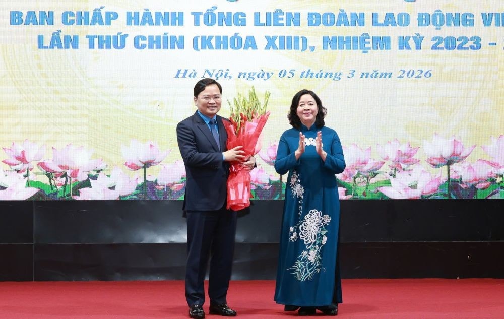 Bà Bùi Thị Minh Hoài, Ủy viên Bộ Chính trị, Bí thư Trung ương Đảng, Bí thư Đảng ủy MTTQ, các đoàn thể Trung ương, Chủ tịch Ủy ban Trung ương MTTQ Việt Nam tặng hoa chúc mừng ông Nguyễn Anh Tuấn. z7588983695017-df6ea88648db1c9584ce9a4fae8a0177-8153.jpg