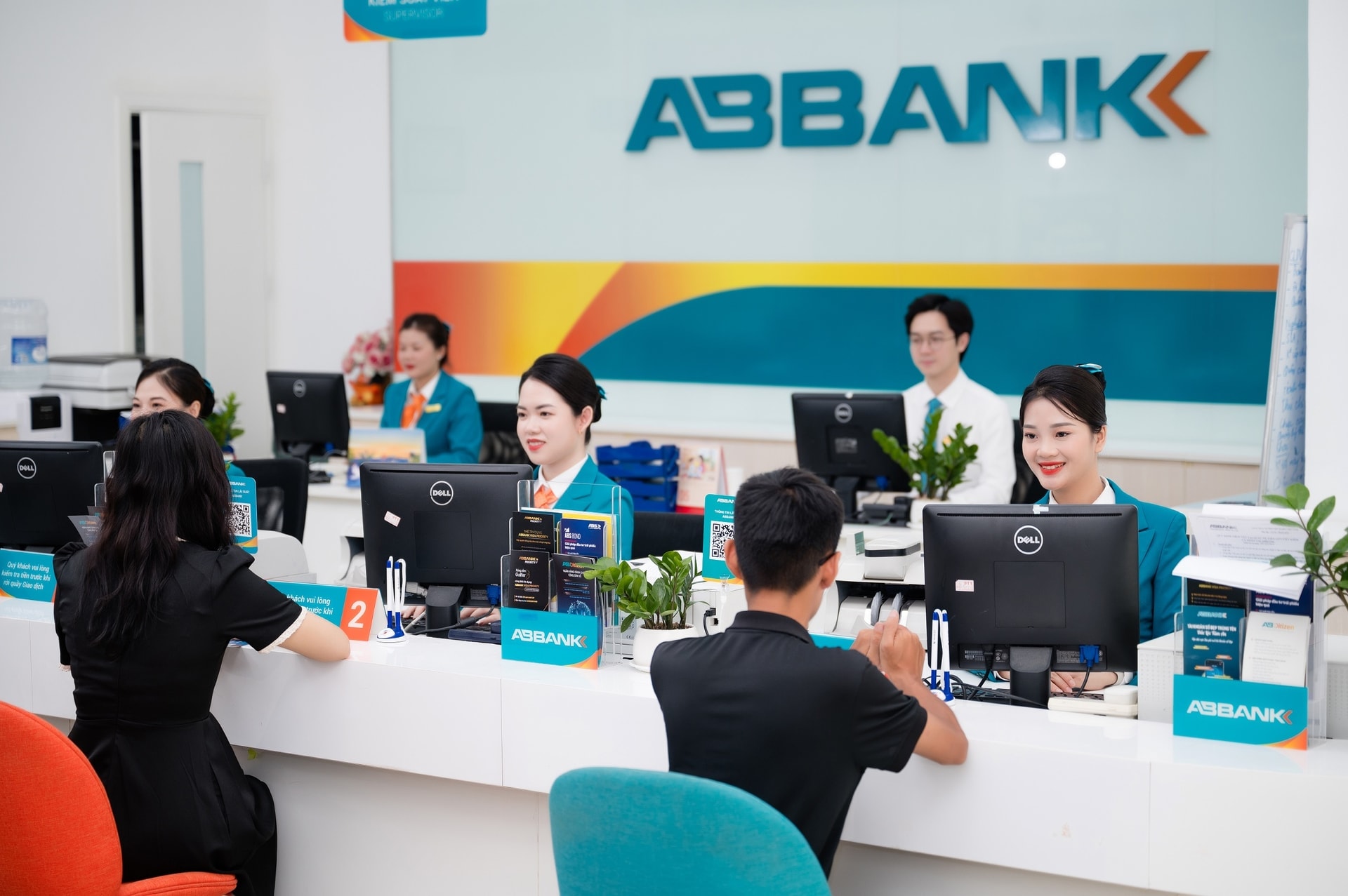Hơn 40% cổ phiếu chào bán không có người mua, ABBank phân phối lại cho 24 cá nhân