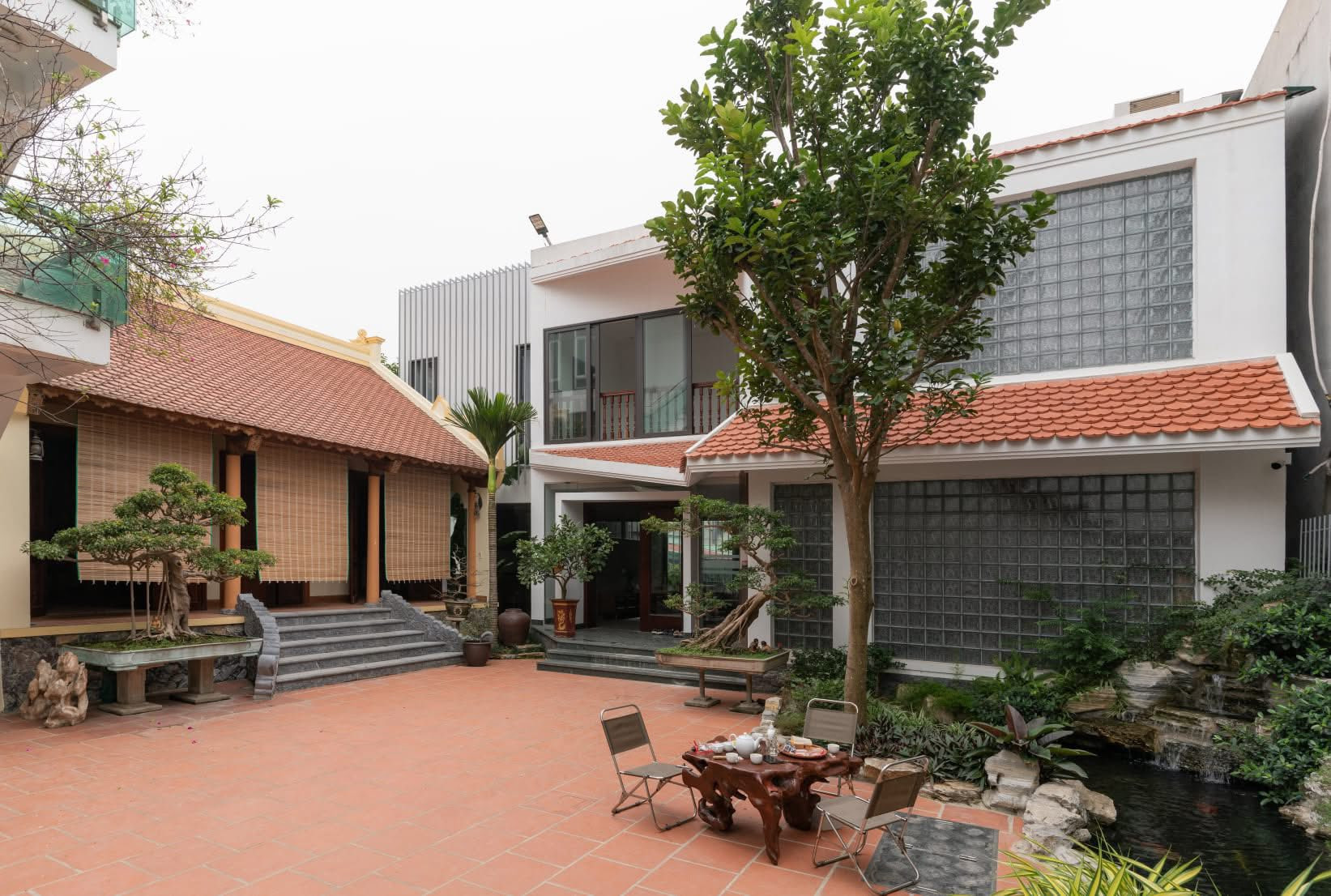 Cải tạo ngôi nhà cũ 105m2 thành tổ ấm ngập tràn ánh sáng bên nhà thờ họ- Ảnh 2. Cải tạo ngôi nhà cũ 105m2 thành tổ ấm ngập tràn ánh sáng bên nhà thờ họ- Ảnh 2.