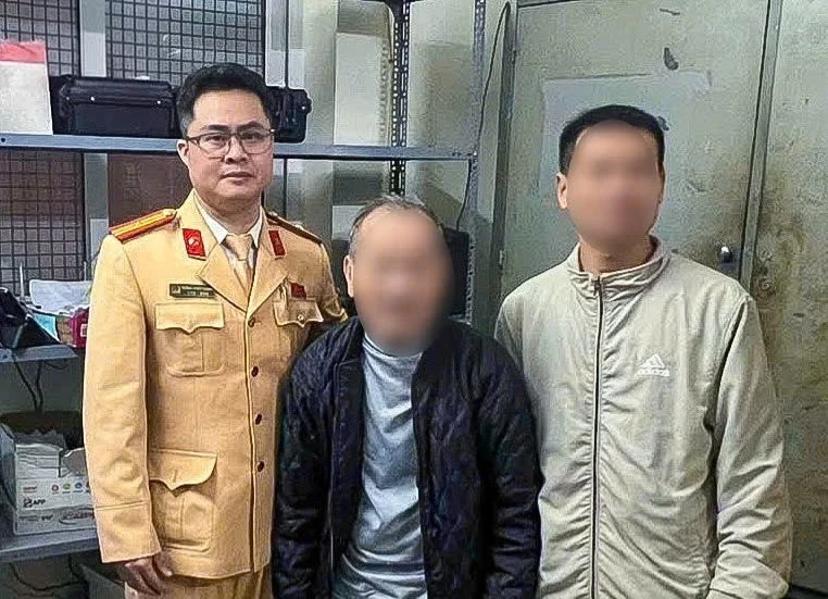 CSGT Hà Nội dùng máy quét nhận diện khuôn mặt, hỗ trợ cụ ông đi lạc về với gia đình