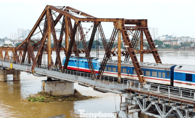 Sắp dừng chạy tàu qua cây cầu sắt có tuổi đời lớn nhất Việt Nam- Ảnh 1. Sắp dừng chạy tàu qua cây cầu sắt có tuổi đời lớn nhất Việt Nam- Ảnh 1.