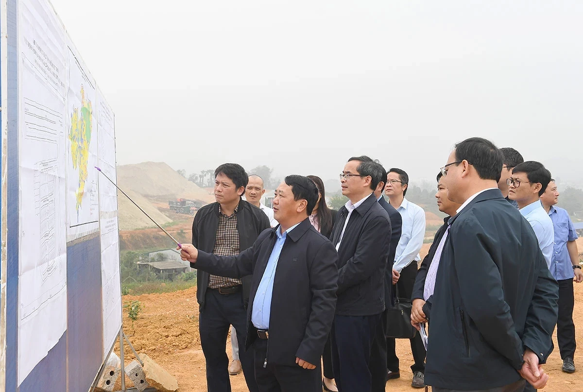 Lãnh đạo tỉnh trực tiếp chỉ đạo tiến độ siêu tổ hợp 650ha của Vingroup (VIC)