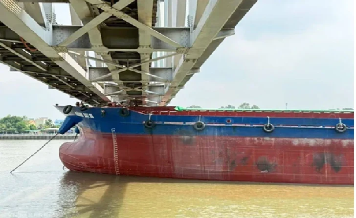 Thông tin mới vụ xà lan đâm cầu Ghềnh, đường sắt qua Đồng Nai tê liệt