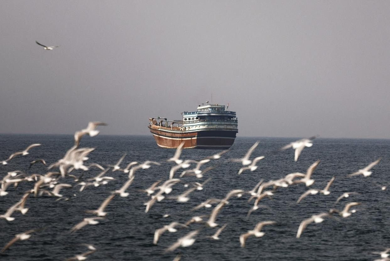 Một con tàu trên Eo biển Hormuz ngày 2/3. (Ảnh: Reuters) 68fe9a87205057fa49c2eb84eb656c4d.jpg
