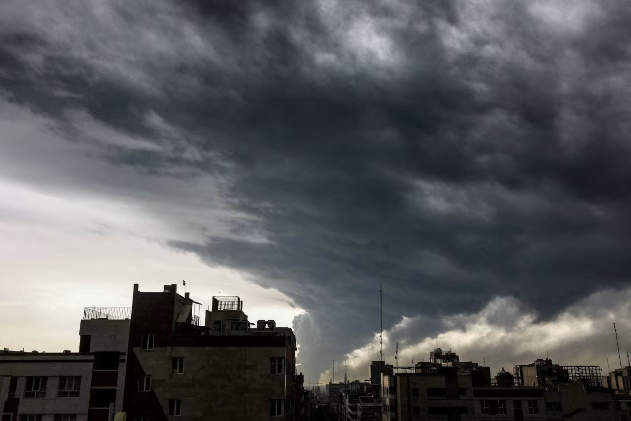 Bầu trời tối đen ở Tehran ngày 8/3. (Ảnh: Reuters) 2026-03-08t090424z-1135099483-rc.jpg