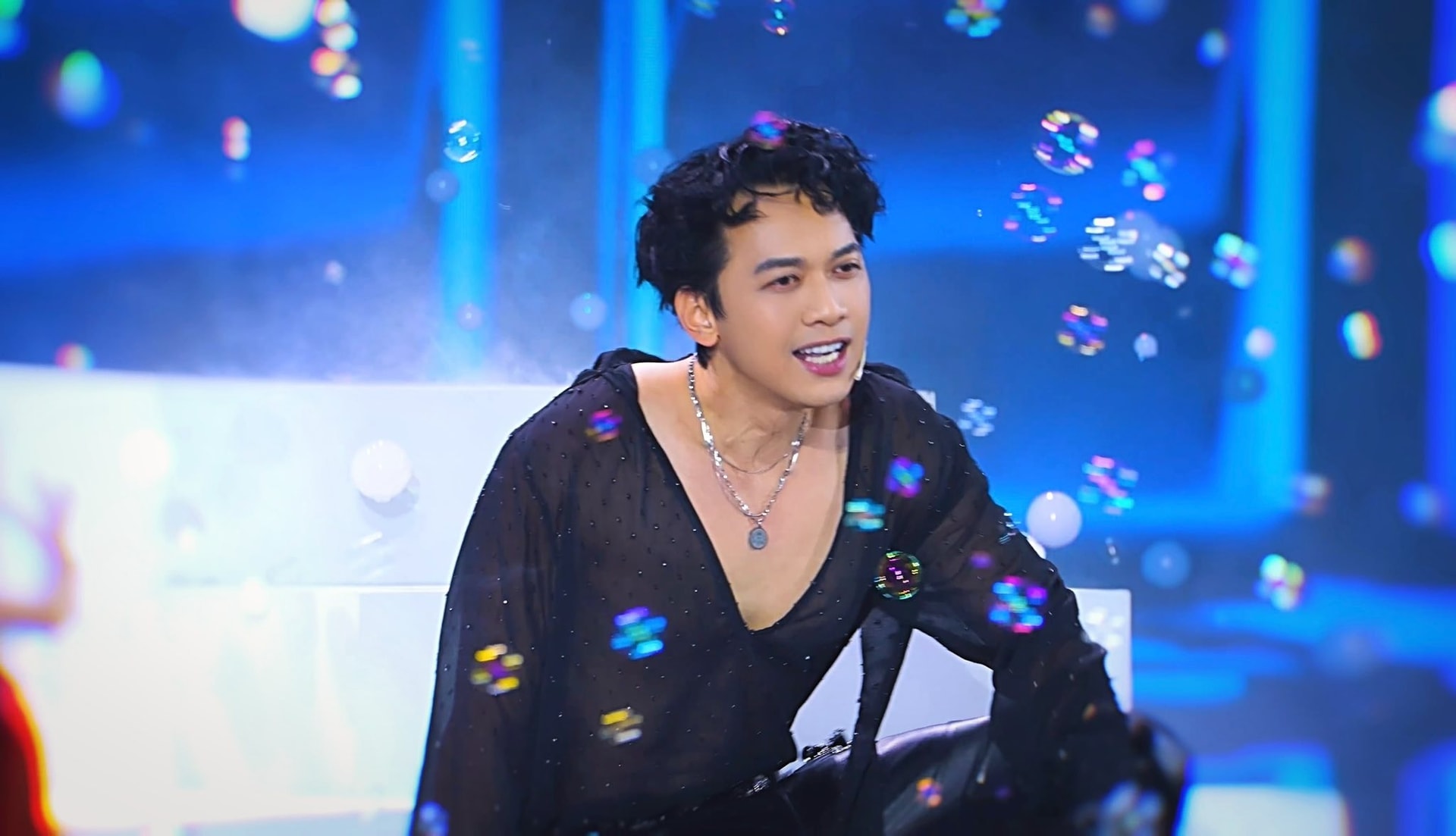 Chủ tịch ACB Trần Hùng Huy gây sốt với lời chúc 8/3 sau màn biểu diễn tại sự kiện ngân hàng