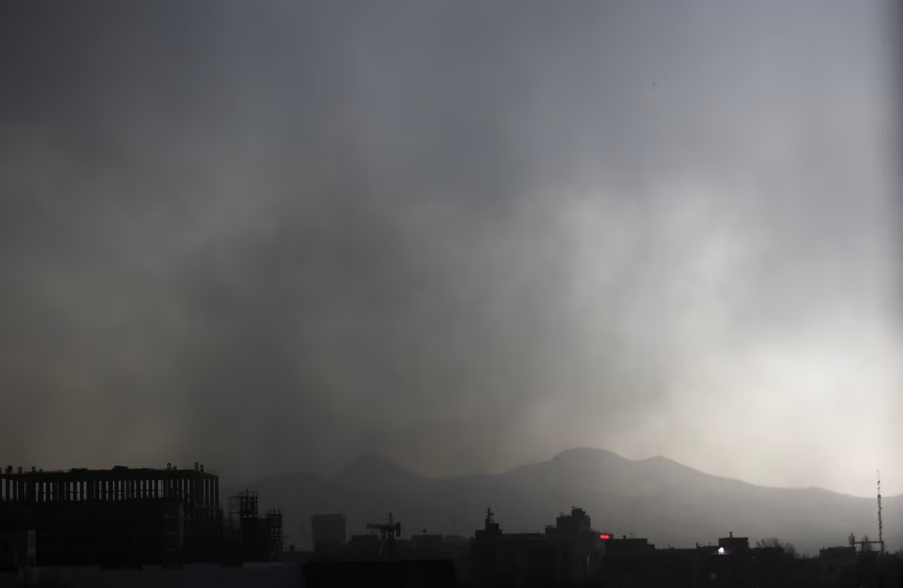 Khói bốc lên từ hiện trường vụ cháy ở Tehran. (Ảnh: Reuters) 2026-03-08t045551z-822927513-rc2.jpg