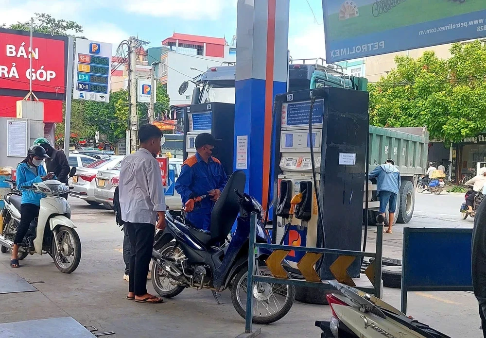 Nhiều chuyên gia dự báo giá xăng dầu trong nước có thể tăng thêm 1.400 - 2.500 đồng/lít trong kỳ điều hành tới.