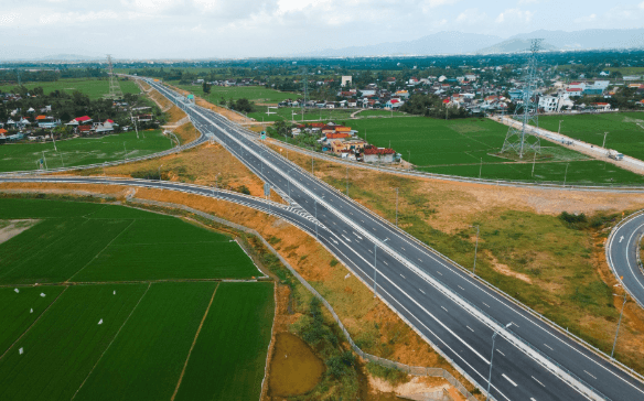 Ngày mai, thông xe cao tốc 12.400 tỷ mà Tập đoàn Sơn Hải muốn cắm biển bảo hành 10 năm- Ảnh 1. Ngày mai, thông xe cao tốc 12.400 tỷ mà Tập đoàn Sơn Hải muốn cắm biển bảo hành 10 năm- Ảnh 1.