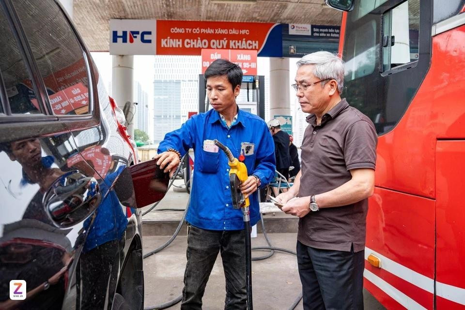 xep-hang-mua-xang-hn-25-of-25-znews-jpg.jpg