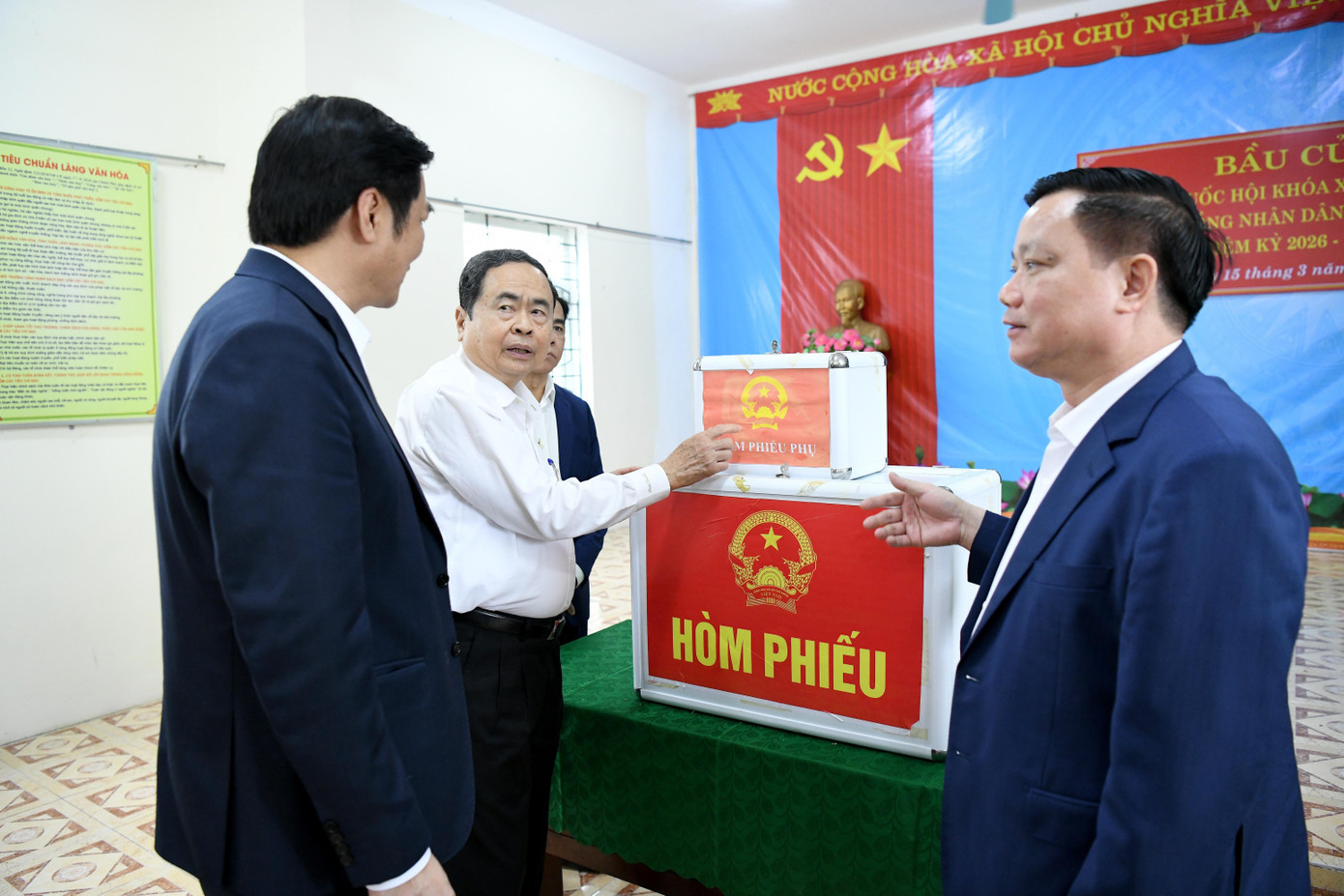 Chủ tịch Quốc hội Trần Thanh Mẫn kiểm tra công tác bầu cử tại tỉnh Nghệ An. 103bc2.jpg