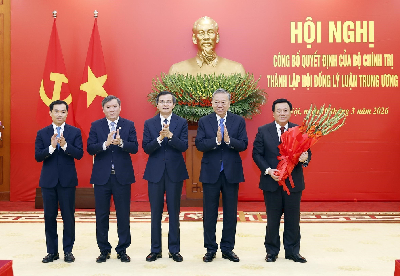 Tổng Bí thư Tô Lâm trao quyết định và chúc mừng lãnh đạo Hội đồng Lý luận Trung ương nhiệm kỳ 2026 - 2031. Ảnh: TTXVN. tienphong-103tbttl1.jpg