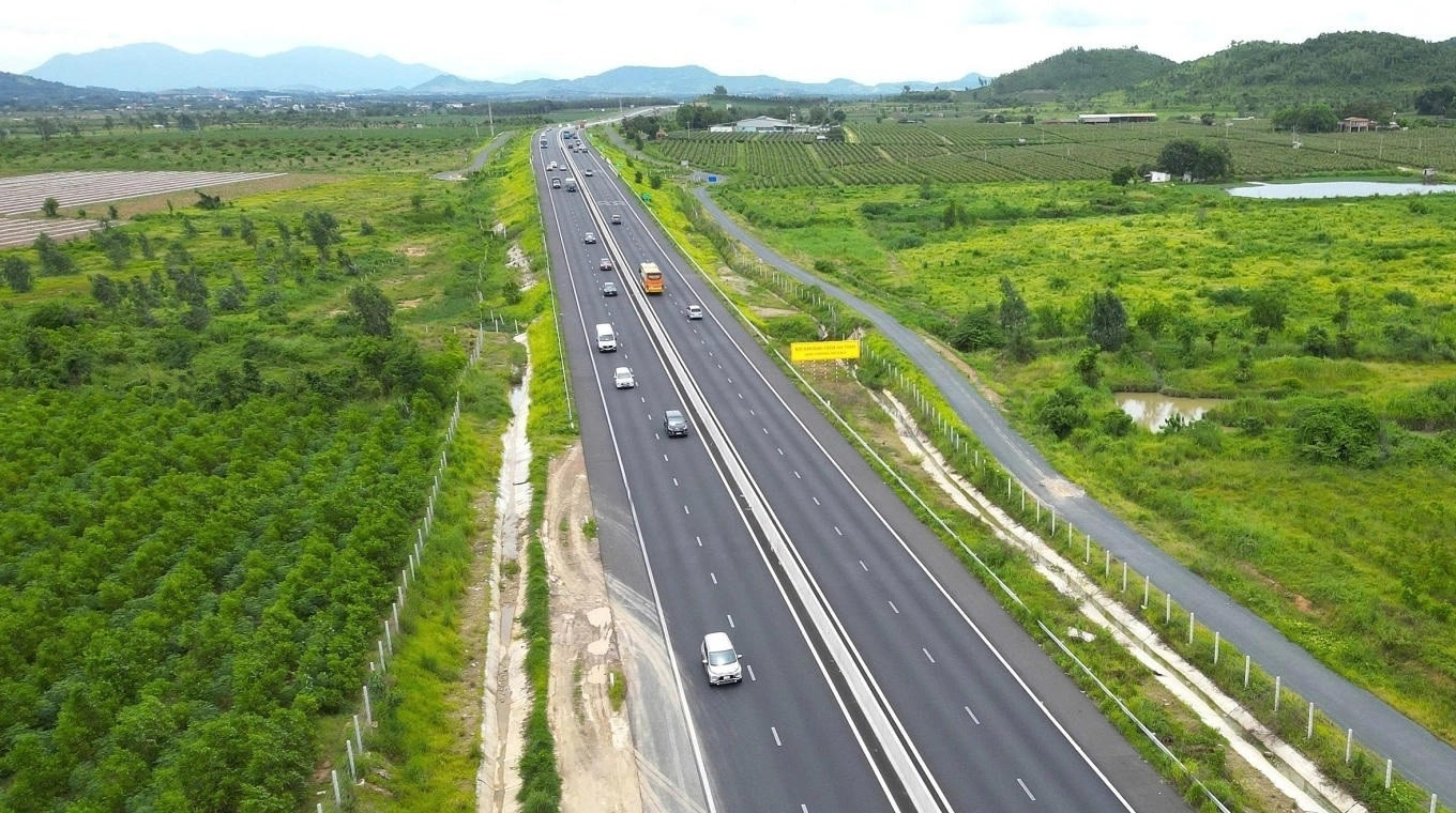 Bộ Xây dựng giải quyết trường hợp nhà dân hư hỏng do thi công cao tốc Bắc - Nam- Ảnh 1. Bộ Xây dựng giải quyết trường hợp nhà dân hư hỏng do thi công cao tốc Bắc - Nam- Ảnh 1.