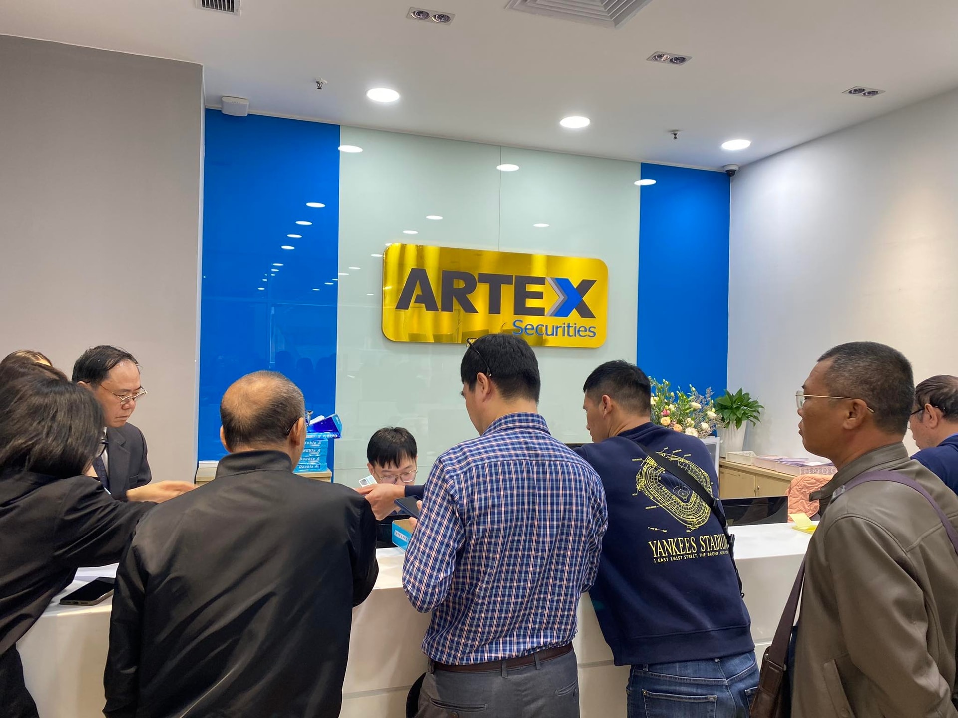 Cổ phiếu FLC giao dịch trở lại sau khi ông Trịnh Văn Quyết tái xuất, nhiều NĐT xếp hàng tại trụ sở