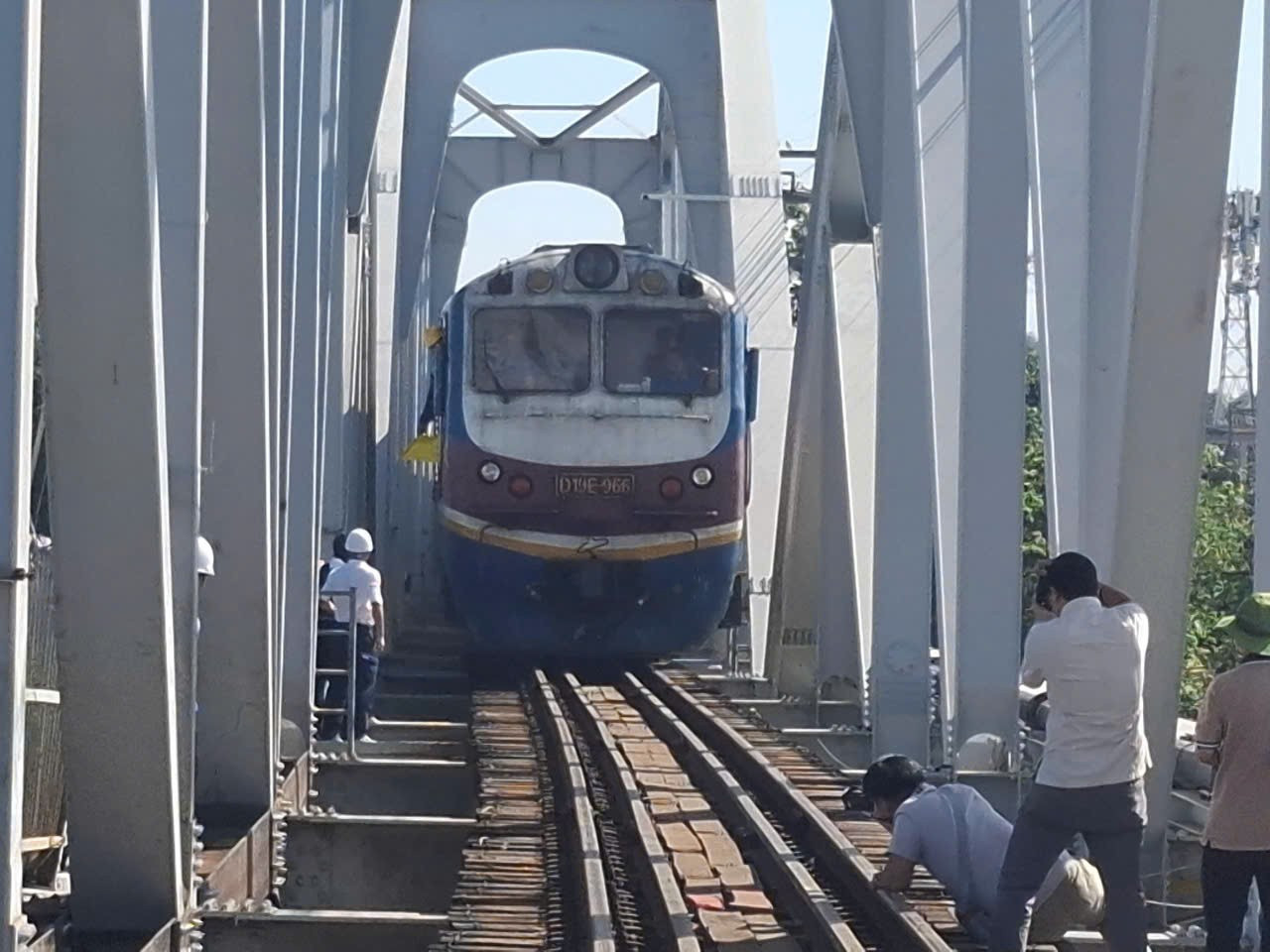 Chuyến tàu hàng lưu thông qua cầu Ghềnh với tốc độ 5 km/h cau-ghenh-13.jpg