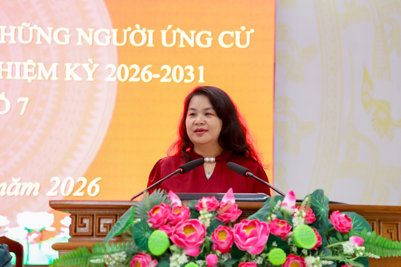 Bà Nguyễn Quỳnh Liên trả lời ý kiến của cử tri. img-5395-9769.jpg
