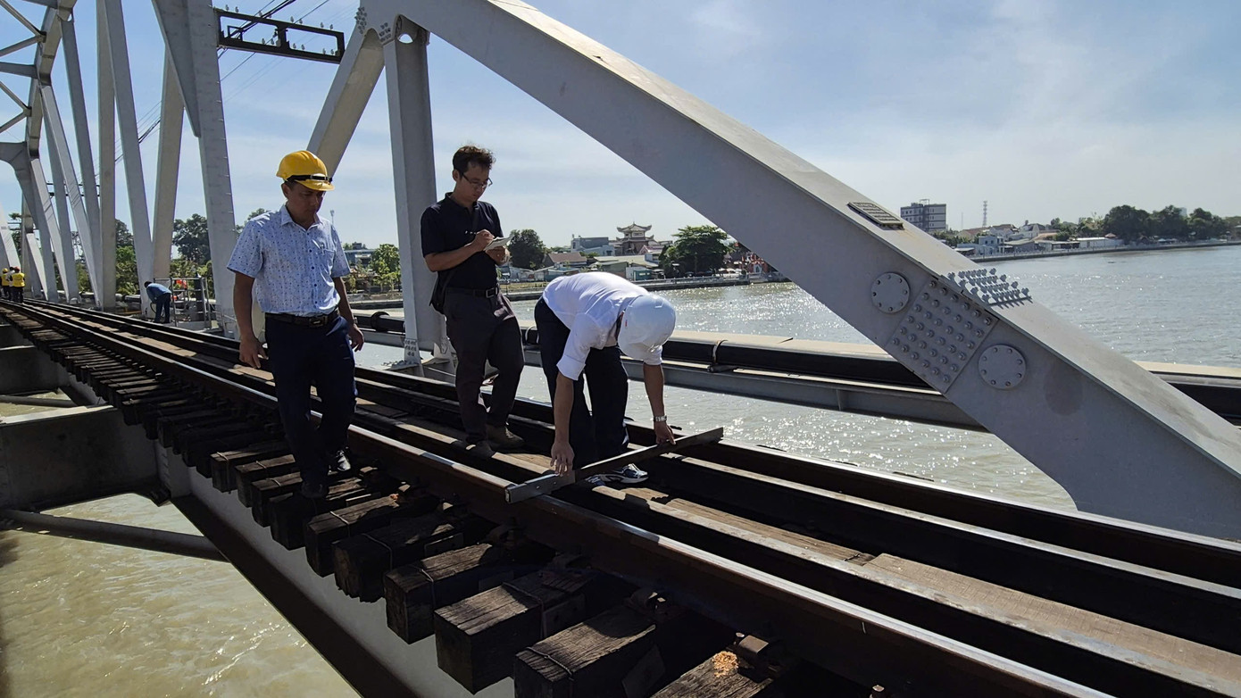 Sau khi thông tàu, cơ quan chức năng kiểm tra an toàn kỹ thuật cầu Ghềnh cau-ghenh-15.jpg