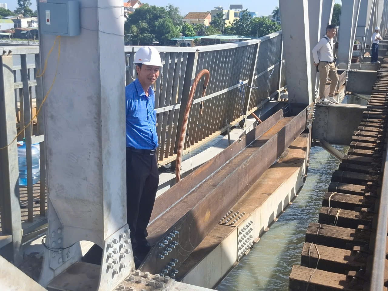 Đoạn cầu Ghềnh bị hư hỏng được gia cố tạm thời cau-ghenh-14.jpg