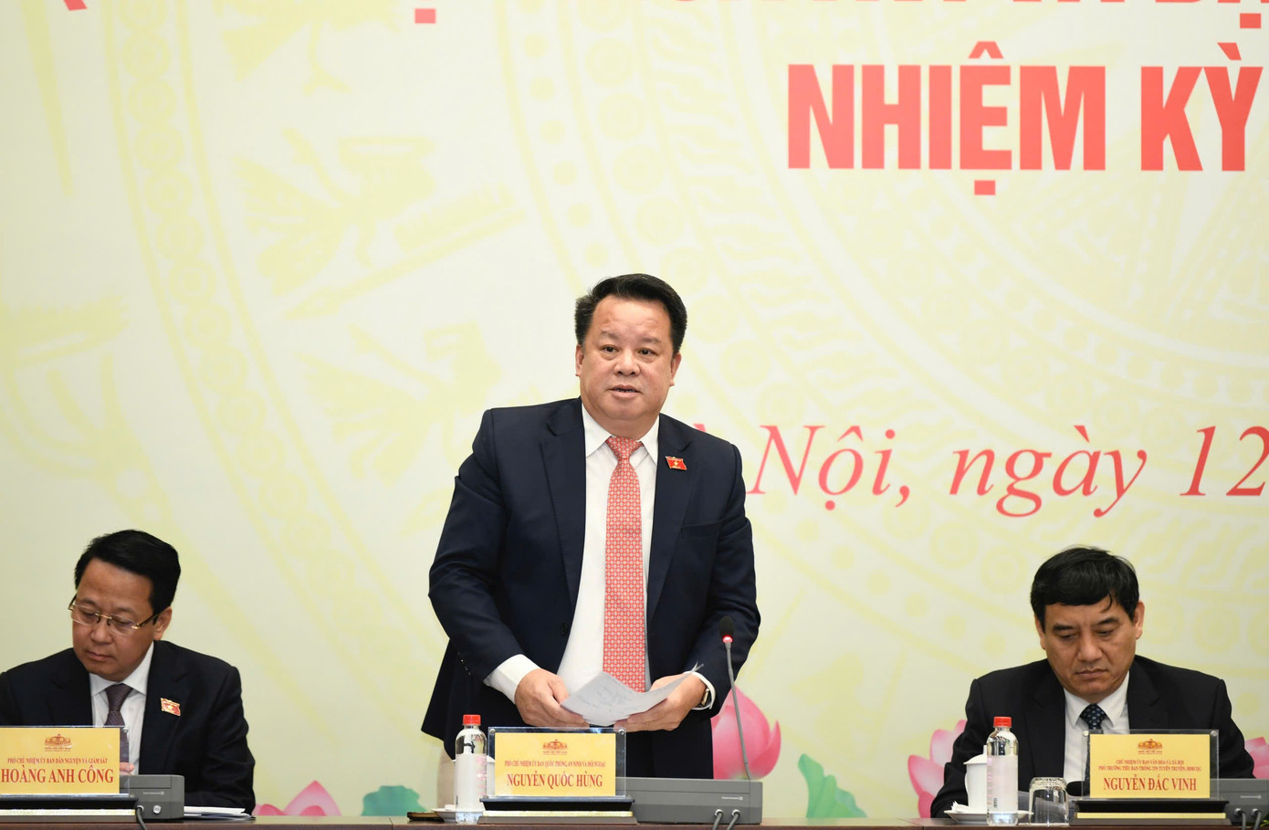Ông Nguyễn Quốc Hùng trả lời phóng viên. Ảnh: Như Ý 123hungbc.jpg