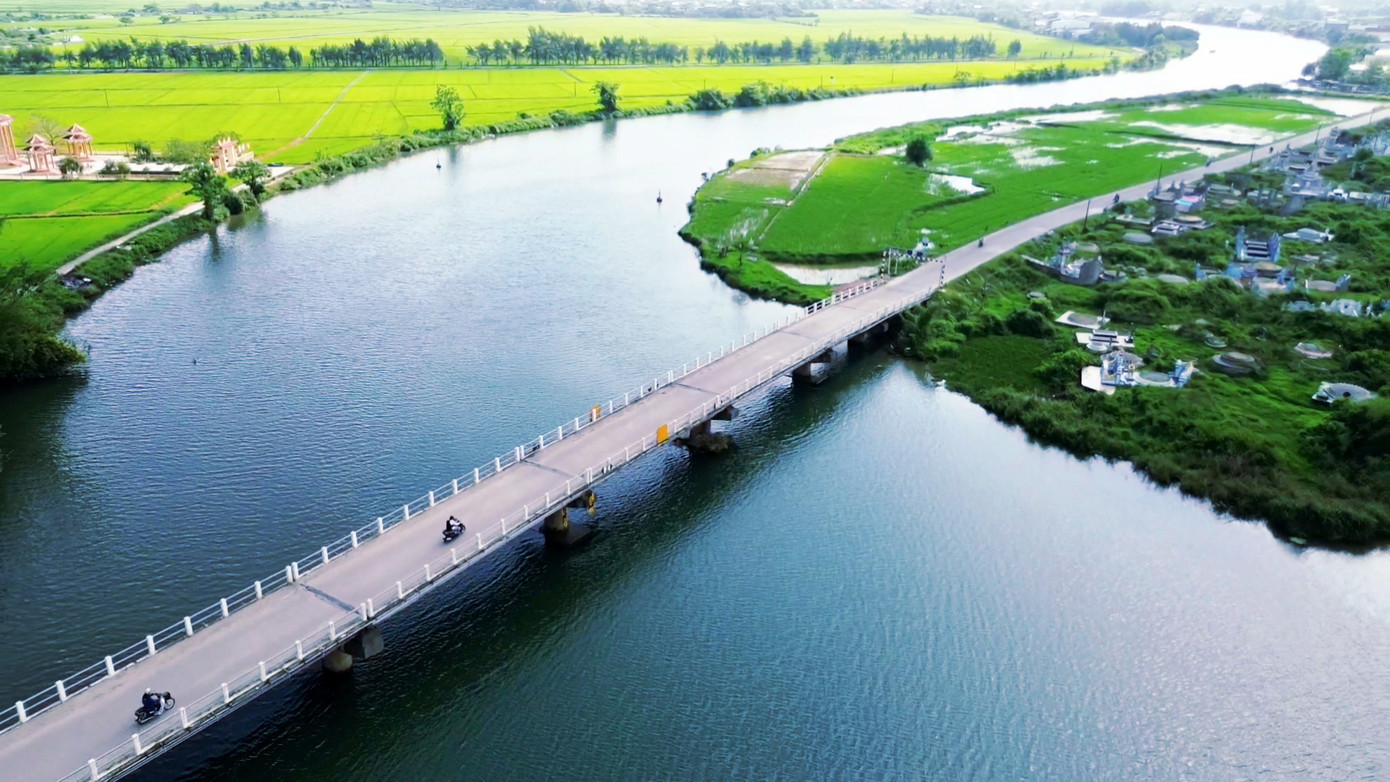 Theo Sở Xây dựng TP. Huế, cầu Thanh Hà được xây dựng từ năm 1992 và hoàn thành vào năm 1993. Công trình có chiều dài toàn cầu 142,9m, gồm 8 nhịp (4 nhịp dài 12m và 4 nhịp dài 18m), khổ cầu 6,5m, tải trọng khai thác hiện nay chỉ giới hạn ở mức 5 tấn. 9-1-cau-thanh-ha-2.jpg