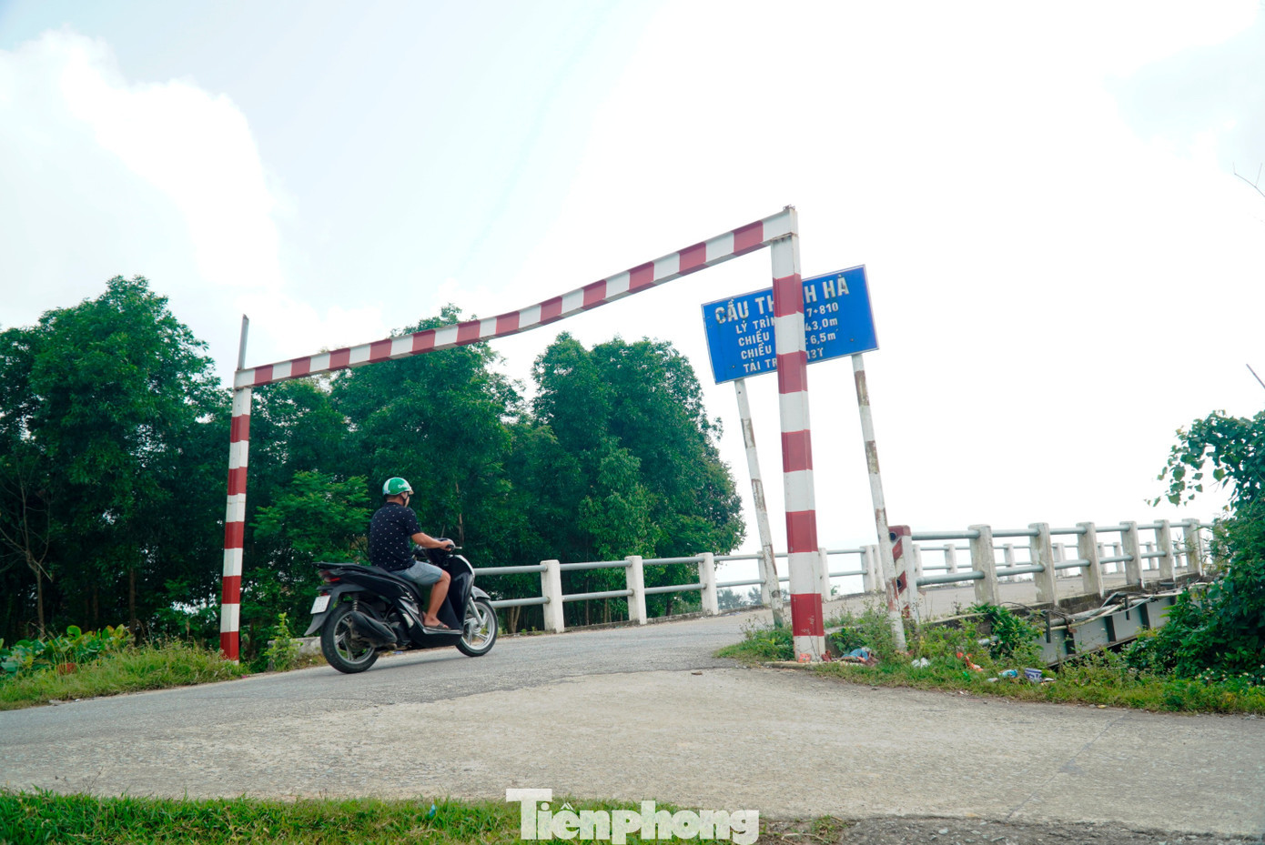 Tuyến đường hai đầu cầu cũng được đầu tư đồng bộ. Hướng về phường Hóa Châu có mặt cắt ngang 13,5m, còn hướng đi khu vực phố cổ Bao Vinh rộng 18,5m, sử dụng kết cấu mặt đường bê tông nhựa. Dự án đồng thời xử lý nền đất yếu tại hai đầu cầu và lắp đặt hệ thống đảm bảo an toàn giao thông theo quy định. tp-3-cau-thanh-ha.jpg