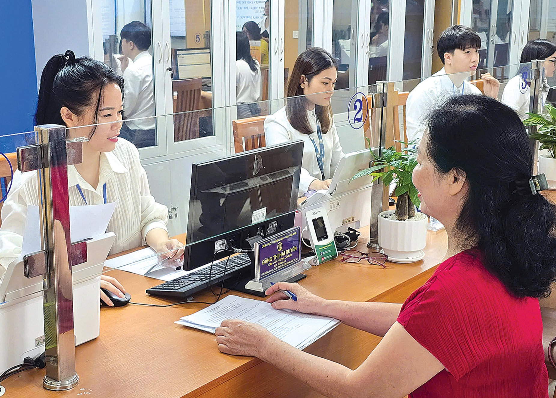 phuong-cua-nam-ha-noi-bay-to-hai-long-khi-viec-giai-quyet-thu-tuc-dien-ra-nhanh-chong-thuan-tien-17513879999081622362963-1757675358398959734309-17576891918781053378.jpeg