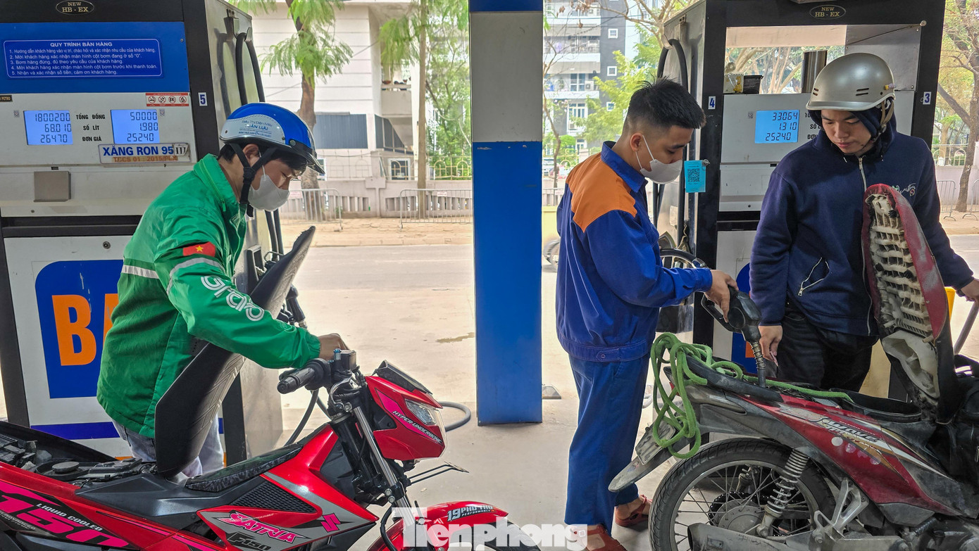 Khác với nhóm xe cá nhân, nhiều tài xế công nghệ vẫn duy trì thói quen đổ xăng theo nhu cầu thực tế. Anh Trần Minh Q. cho biết chỉ đổ khoảng 60.000 đồng để phục vụ công việc trong buổi sáng thay vì đổ đầy bình ngay. tp-cay-xang3.jpg