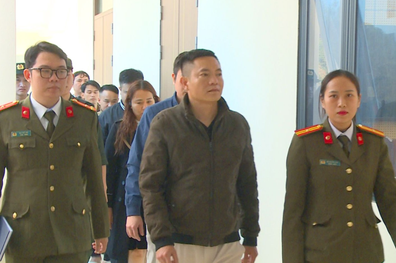 Khám xét khẩn cấp Công ty Hoàng Minh Đường, tịch thu loạt sổ sách, máy móc và nhiều tang vật: Bắt Giám đốc Hoàng Văn Toàn SN 1986