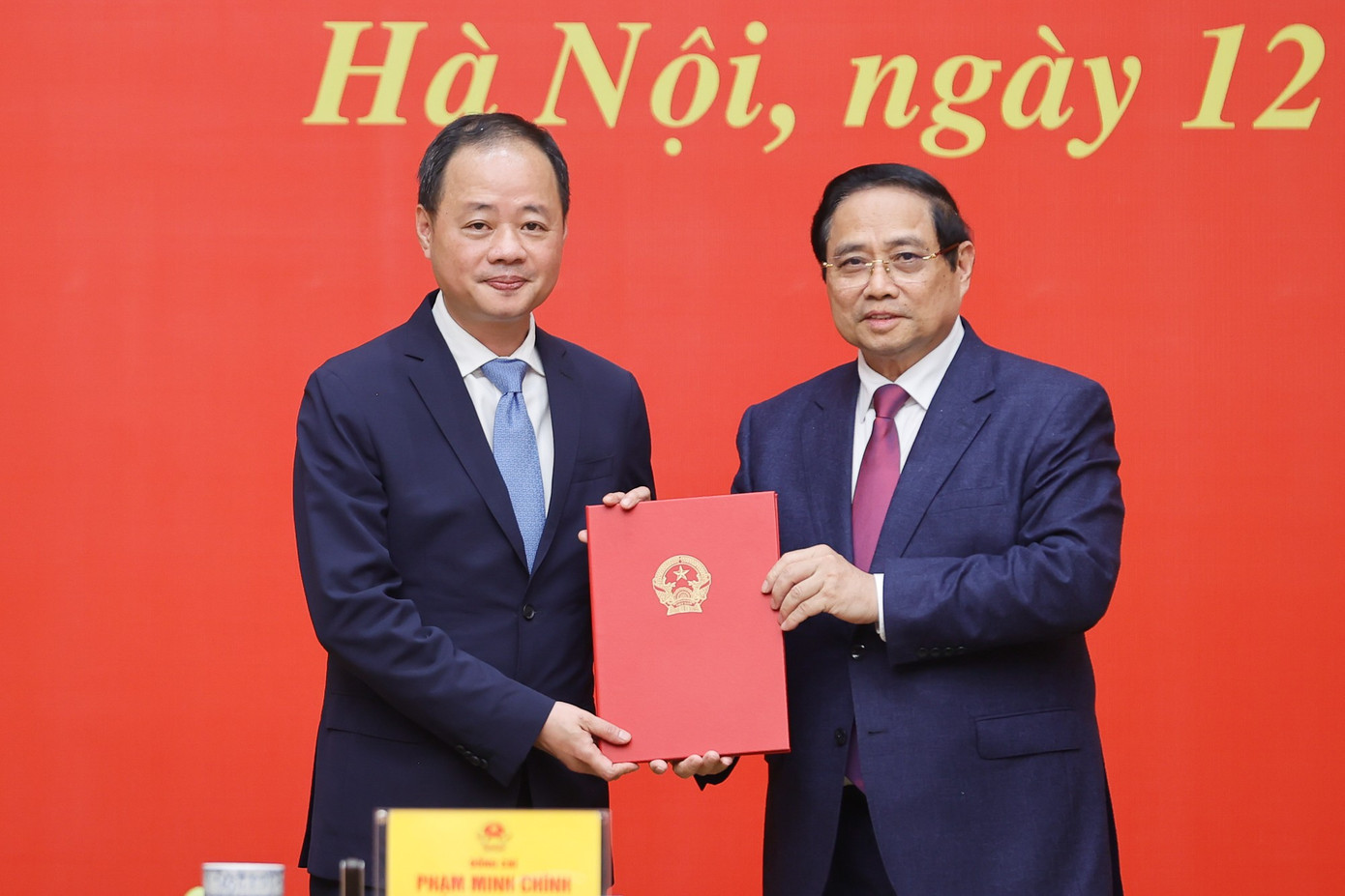 Thủ tướng trao quyết định bổ nhiệm ông Trần Hồng Thái. Ảnh: VGP/Nhật Bắc 123ttg1.jpg