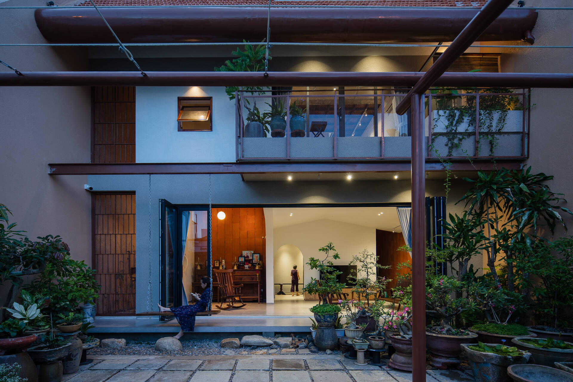 Độc đáo ngôi nhà mái ngói dốc giữa lòng Phan Thiết: Không gian sống đương đại mang hơi thở kiến trúc truyền thống- Ảnh 3.