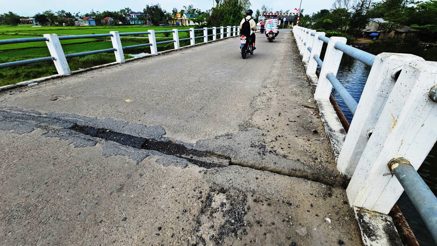 Ngoài ra, hệ thống khe co giãn bằng thép đã hư hỏng hoàn toàn. Mặt cầu xuất hiện nhiều vết nứt, bề mặt bê tông bong tróc và rỗ mặt, tiềm ẩn nguy cơ mất an toàn khi phương tiện lưu thông, đặc biệt với xe có tải trọng lớn. 8-cau-thanh-ha.jpg