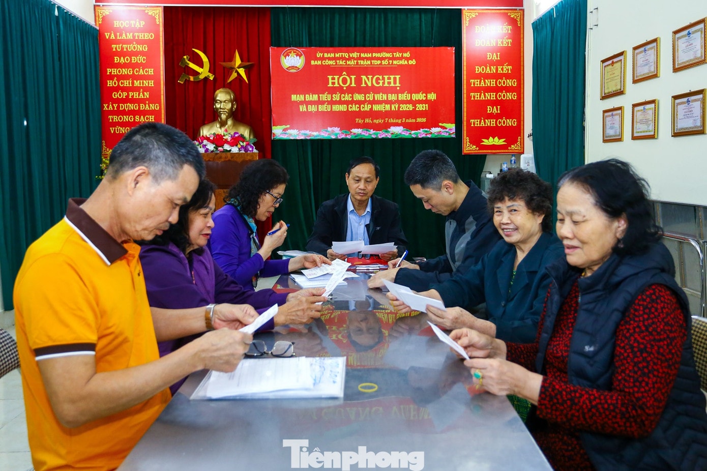 Đã tối muộn, phòng họp tổ dân phố số 7 Nghĩa Đô vẫn sáng đèn. Tại đây, ông Nguyễn Duy Phiên, tổ trưởng Tổ bầu cử số 14 cùng các thành viên khẩn trương rà soát lần cuối danh sách cử tri. tp-ddd24.jpg