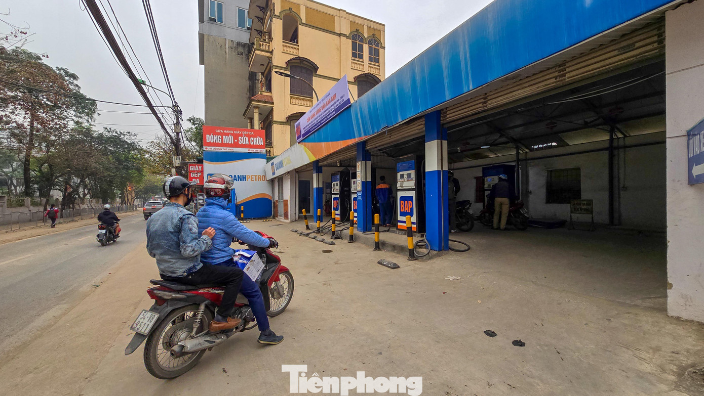 Ghi nhận của PV Tiền Phong sáng 12/3, lượng khách tại các cây xăng ở Hà Nội giảm rõ rệt. Không còn cảnh xếp hàng rồng rắn, nhiều người đi xe máy thoải mái yêu cầu nhân viên đổ “đầy bình” ngay khi giá nhiên liệu vừa được điều chỉnh giảm. tp-cay-xang.jpg