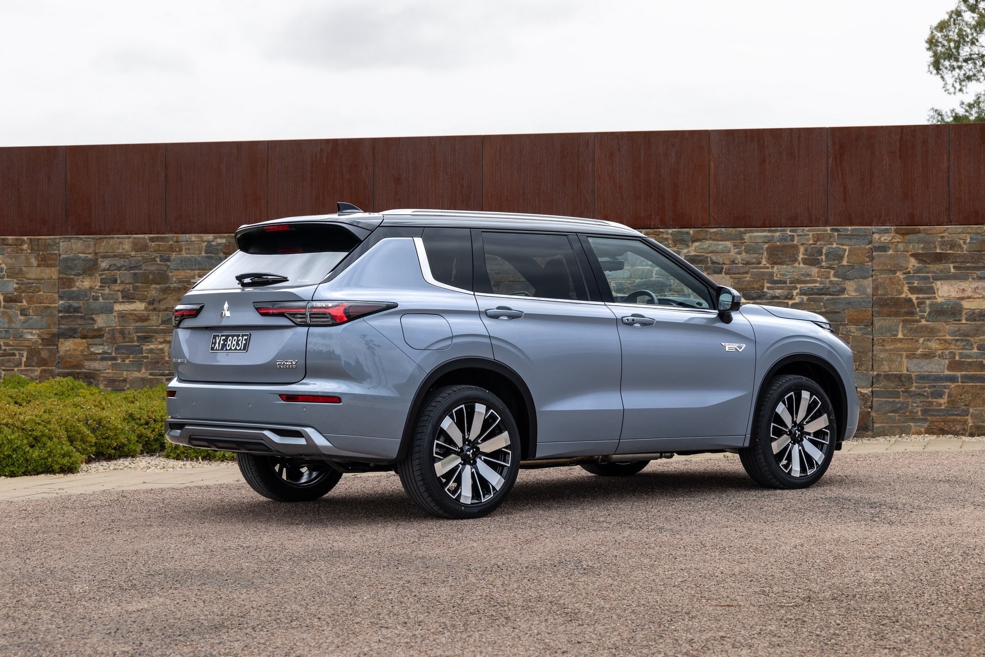 mitsubishi-outlander-phev-2.jpg