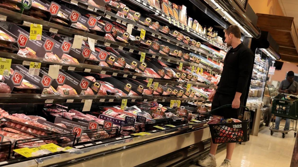 Tăng trưởng GDP Mỹ sụt mạnh, chỉ số lạm phát ưa thích của Fed tăng vọt