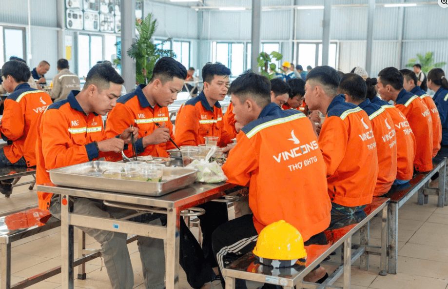 Doanh nghiệp của tỷ phú Phạm Nhật Vượng tuyển dụng 100.000 công nhân cho chuỗi siêu dự án lớn chưa từng có trong ngành xây dựng với chế độ đãi ngộ cực đỉnh- Ảnh 2. Doanh nghiệp của tỷ phú Phạm Nhật Vượng tuyển dụng 100.000 công nhân cho chuỗi siêu dự án lớn chưa từng có trong ngành xây dựng với chế độ đãi ngộ cực đỉnh- Ảnh 2.
