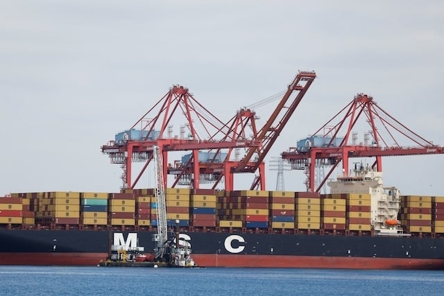 Ông Trump cân nhắc đình chỉ đạo luật hơn 100 năm tuổi để hạ nhiệt giá dầu