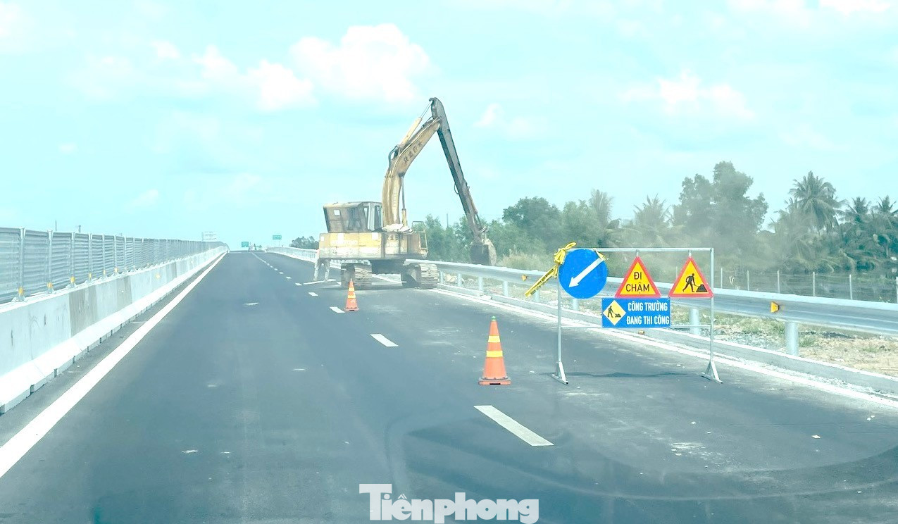 Tuyến cao tốc đoạn Hậu Giang - Cà Mau cho xe lưu thông tạm từ 19/1 tới nay, trong khi nhà các nhà thầu tiếp tục thi công hoàn thiện các hạng mục còn lại. tp-cao-toc-ca-mau-can-tho-1.jpg