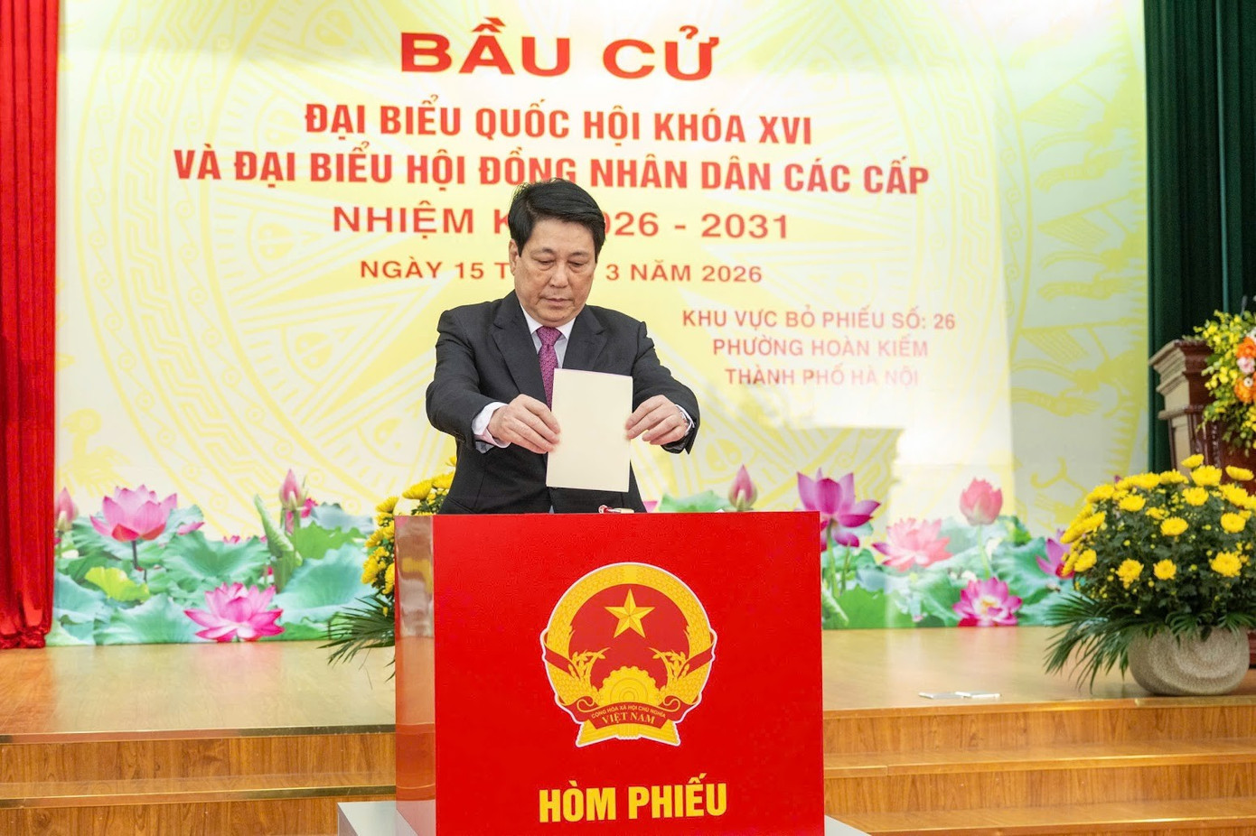 Chủ tịch nước Lương Cường thực hiện quyền cử tri tại Khu vực bỏ phiếu số 26, phường Hoàn Kiếm, thành phố Hà Nội. 153bc9.jpg