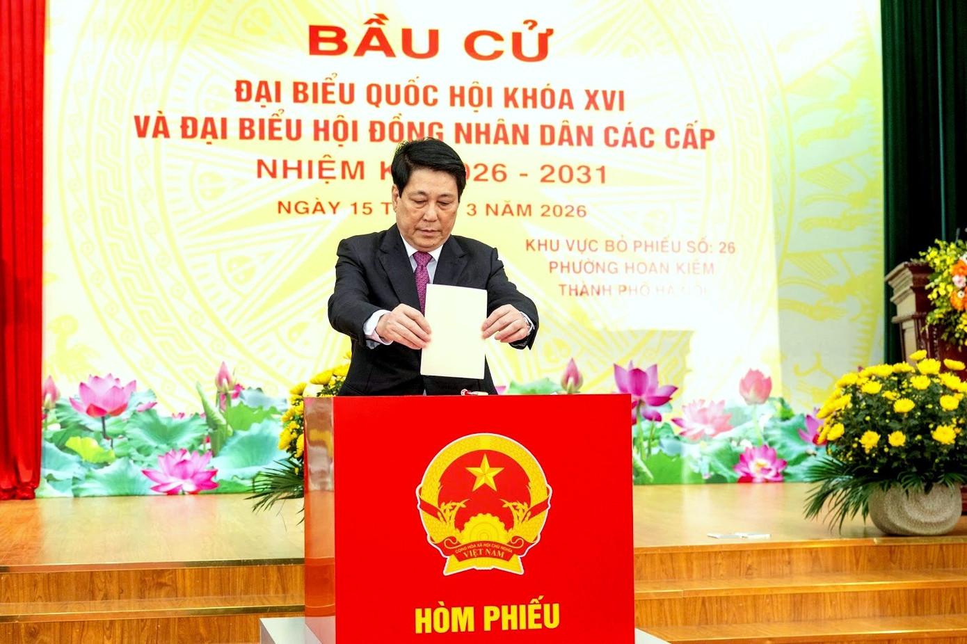 Chủ tịch nước Lương Cường bỏ phiếu bầu cử tại khu vực bỏ phiếu số 26, phường Hoàn Kiếm, TP. Hà Nội. tcct-6.jpg
