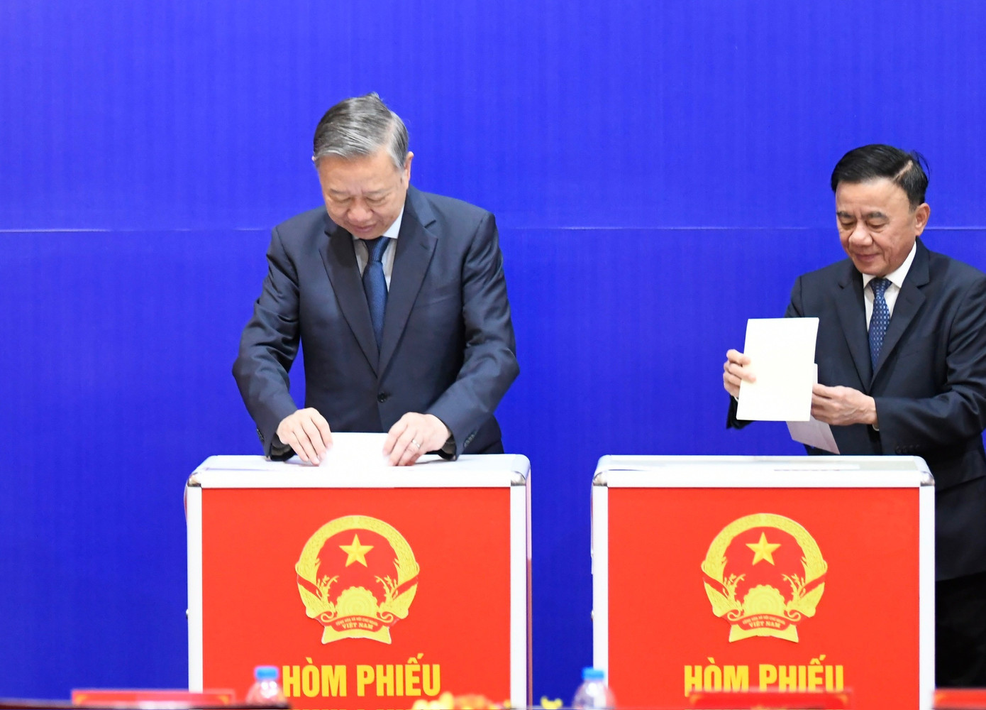 Tổng Bí thư Tô Lâm và Thường trực Ban Bí thư Trần Cẩm Tú bỏ phiếu. Ảnh: Như Ý. tienphong-153tbt1.jpg