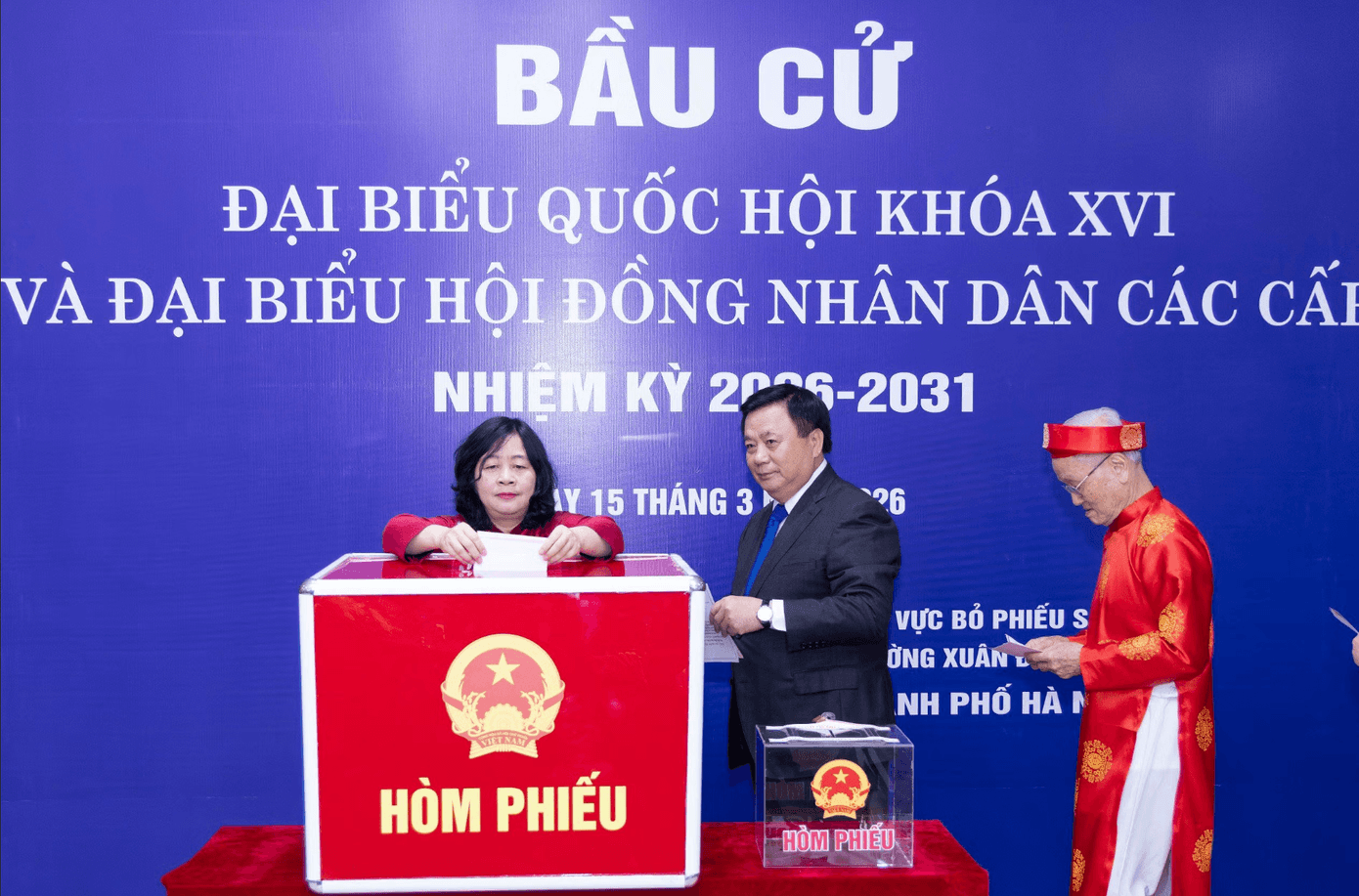 Ủy viên Bộ Chính trị, Bí thư Trung ương Đảng, Chủ tịch UBTƯ MTTQ Việt Nam Bùi Thị Minh Hoài bỏ phiếu bầu cử tại khu vực bỏ phiếu số 7, đơn vị bầu cử số 2 thuộc tổ dân phố số 9 và 10 phường Xuân Đỉnh, thành phố Hà Nội. Ảnh: Quang Vinh. anh-chup-man-hinh-2026-03-15-luc-082129.png