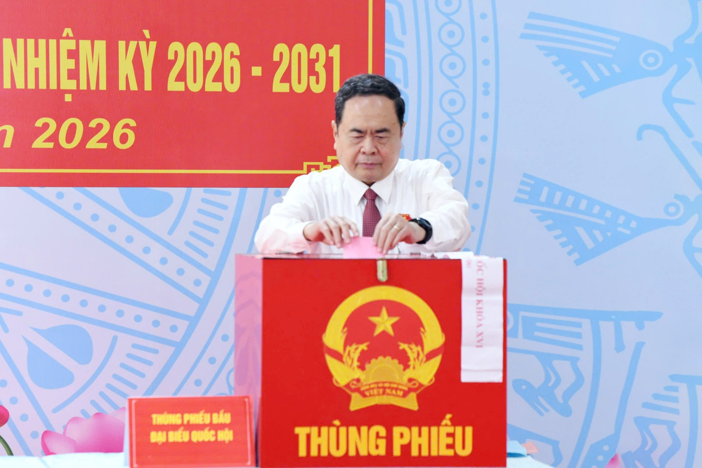 Chủ tịch Quốc hội Trần Thanh Mẫn, Chủ tịch Hội đồng Bầu cử quốc gia bỏ phiếu tại khu vực bỏ phiếu số 14, xã Hóc Môn, Thành phố Hồ Chí Minh. Ảnh: Lâm Hiển. 153bc12.jpg