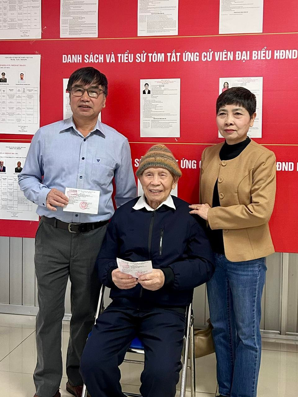Cụ Khiển cùng con trai và con dâu đi bỏ phiếu. 651677776-2106688003221543-9164025171958670578-n.jpg
