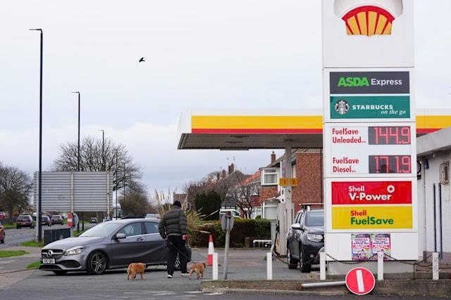 Giá xăng tăng vọt chỉ sau chưa đầy 2 tuần chiến sự, loạt doanh nghiệp bán lẻ bị điều tra vì 'tăng giá trục lợi'