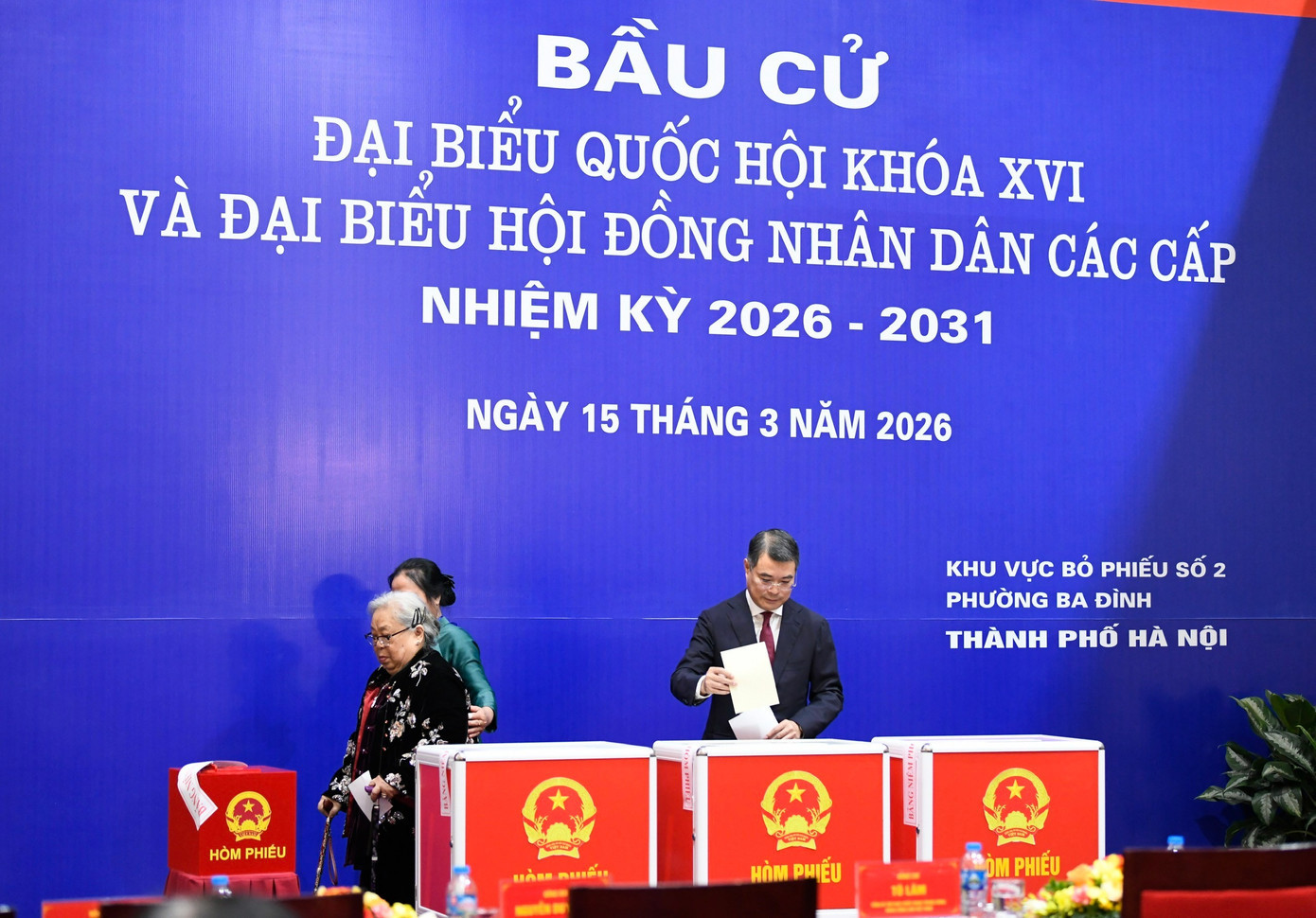 Ủy viên Bộ Chính trị, Bí thư Trung ương Đảng, Trưởng Ban Tổ chức Trung ương Lê Minh Hưng bỏ phiếu bầu cử. 153bc3.jpg
